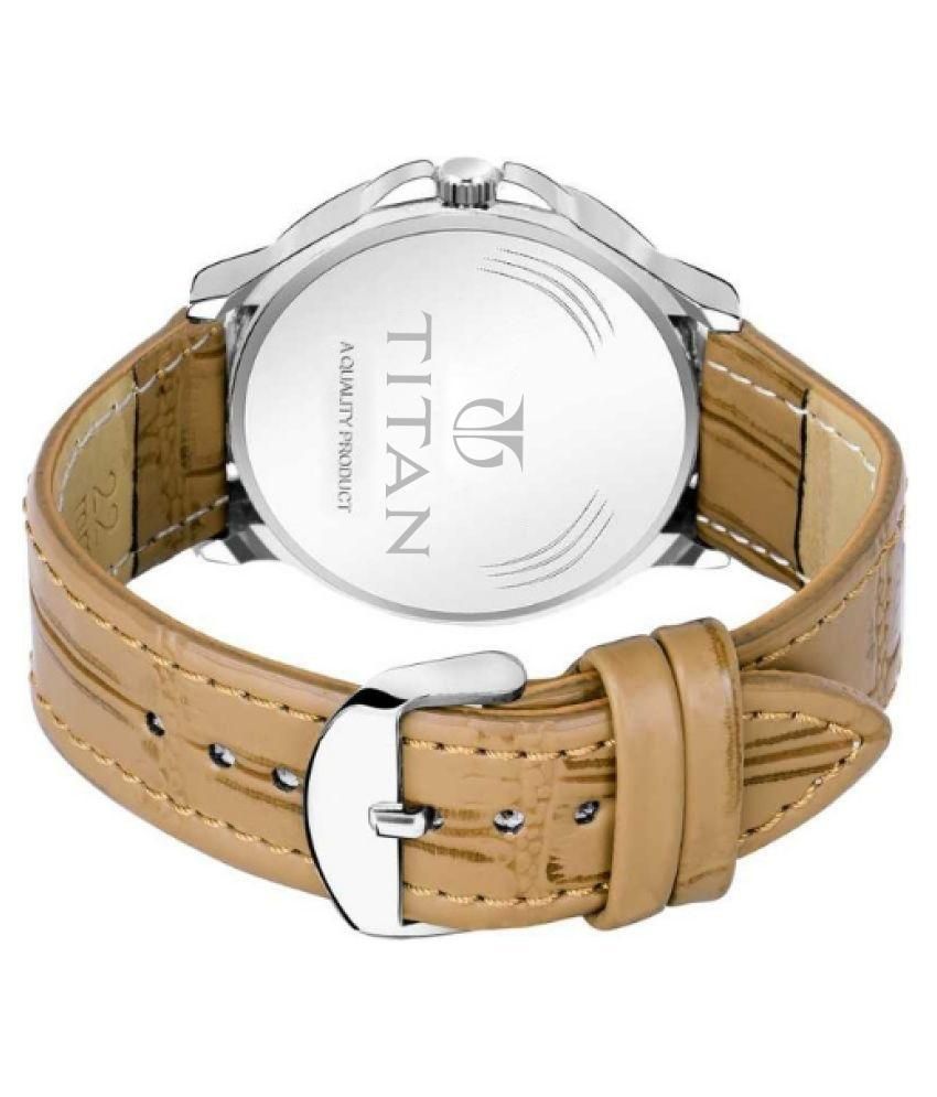Elegante reloj analógico con diseño único.