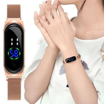 Reloj ovalado magnético dorado para mujer