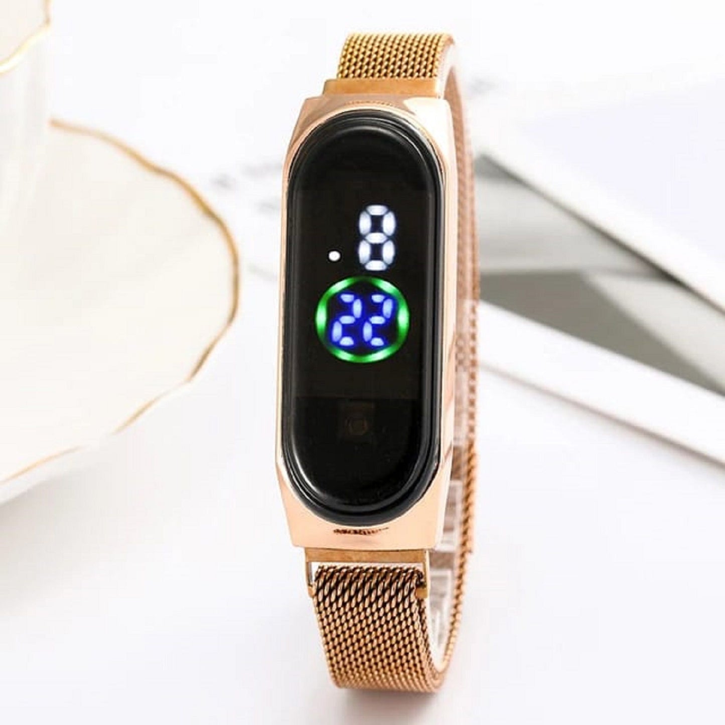Reloj ovalado magnético dorado para mujer