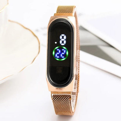 Reloj ovalado magnético dorado para mujer